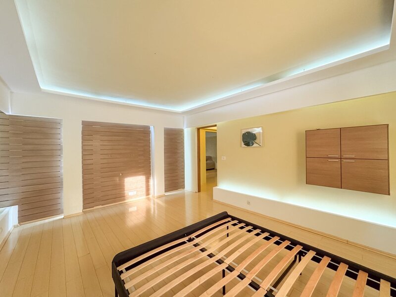 Unirii, Nerva Traian, apartament mare si spatios, cu centrala proprie.