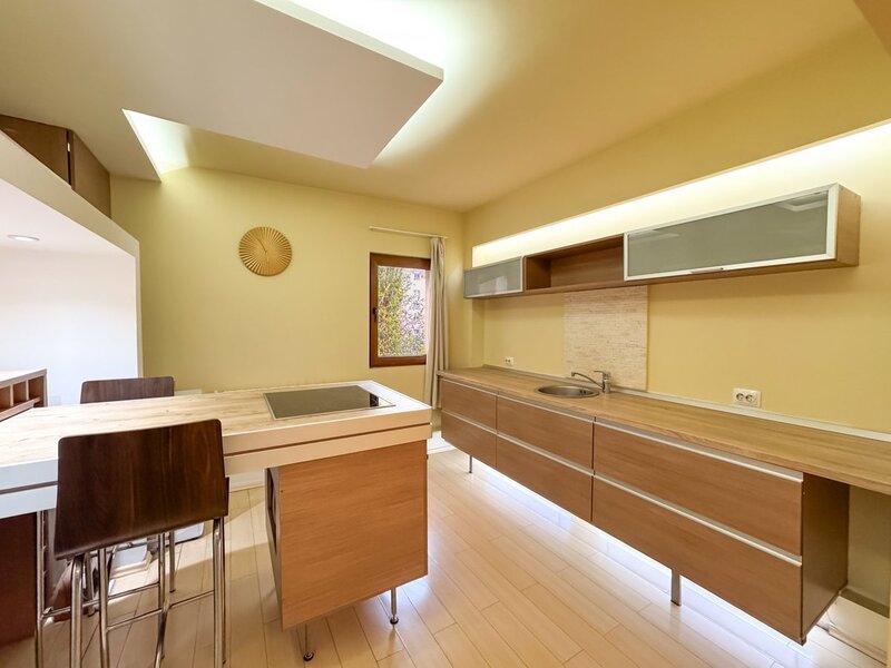 Unirii, Nerva Traian, apartament mare si spatios, cu centrala proprie.
