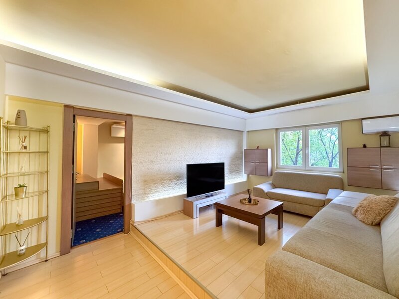 Unirii, Nerva Traian, apartament mare si spatios, cu centrala proprie.