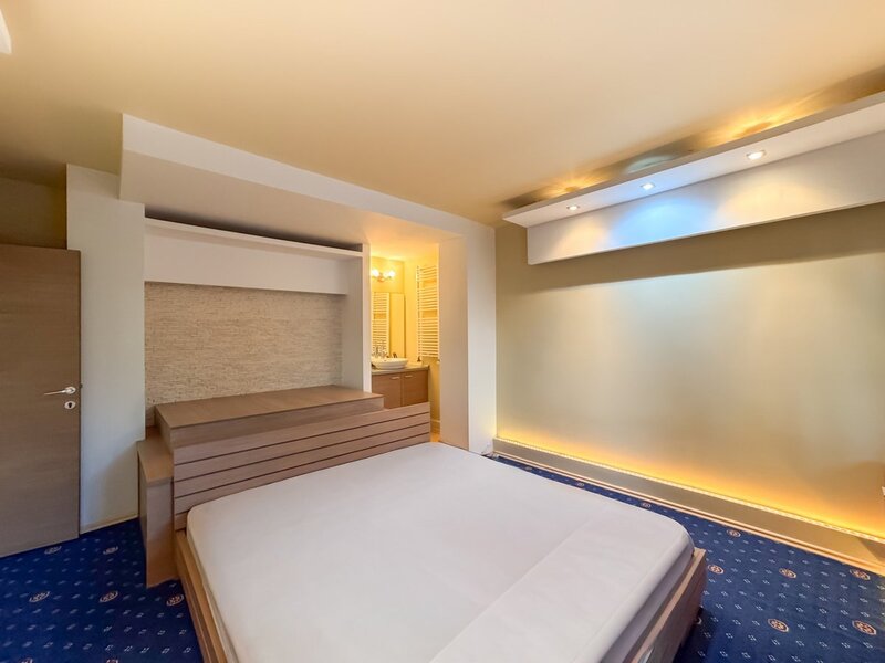 Unirii, Nerva Traian, apartament mare si spatios, cu centrala proprie.