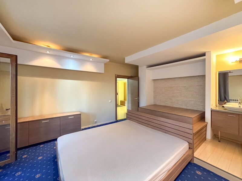Unirii, Nerva Traian, apartament mare si spatios, cu centrala proprie.