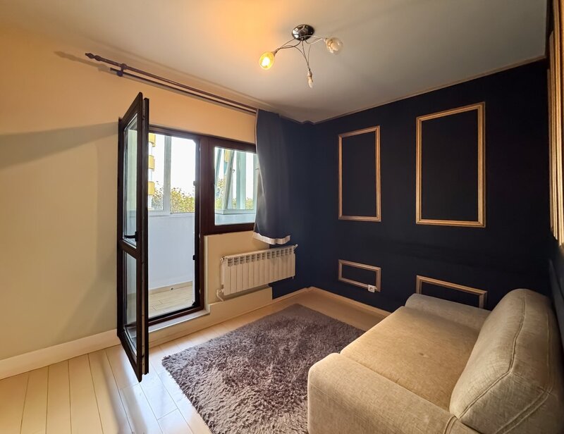 Unirii, Nerva Traian, apartament mare si spatios, cu centrala proprie.