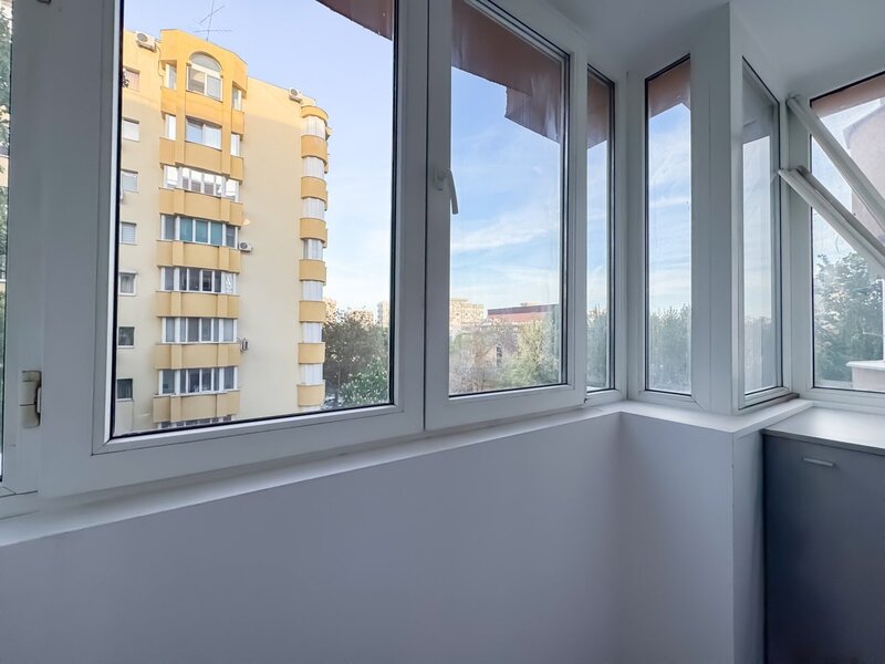 Unirii, Nerva Traian, apartament mare si spatios, cu centrala proprie.