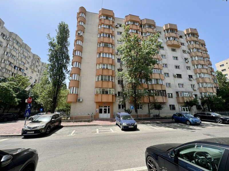 Unirii, Nerva Traian, apartament mare si spatios, cu centrala proprie.